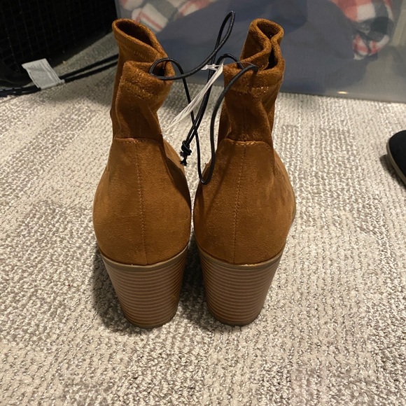 Women’s beige suede boots - Picture 3 of 3